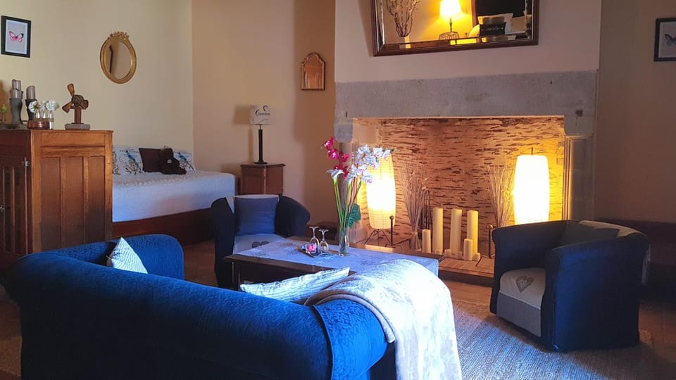 Bed, Living room, Photo of the whole room