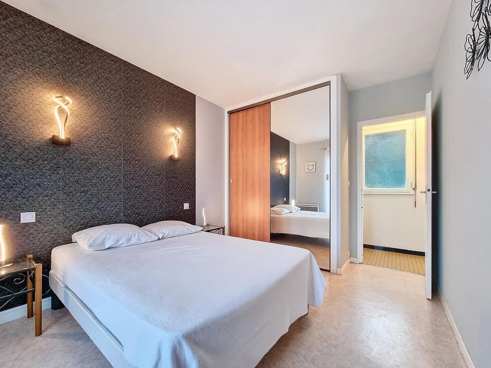 Bed, Photo of the whole room, Bedroom, wardrobe