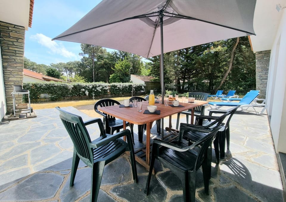 Patio, BBQ facilities, Garden, Dining area, Garden view, furniture, sunbed