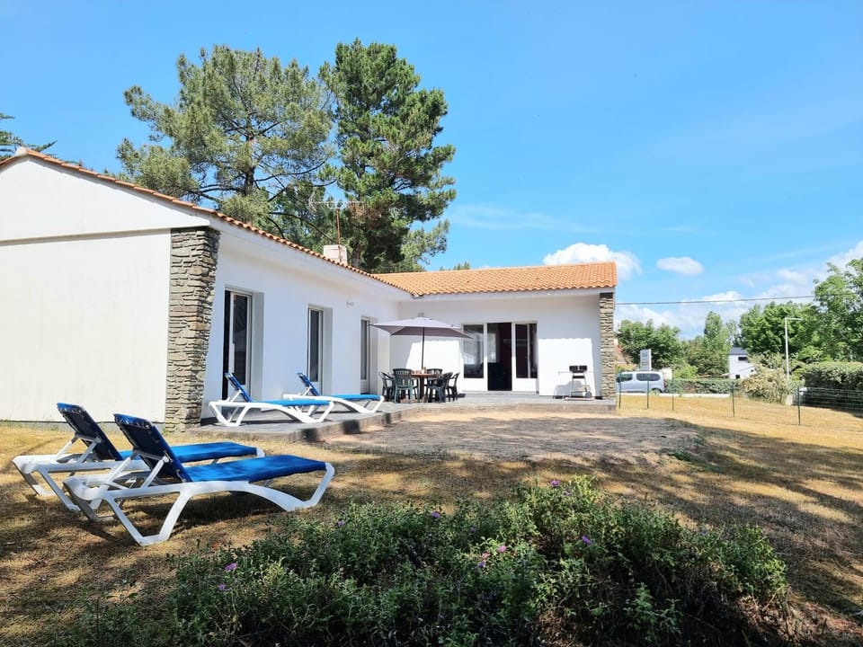 Patio, BBQ facilities, Dining area, Garden view, sunbed