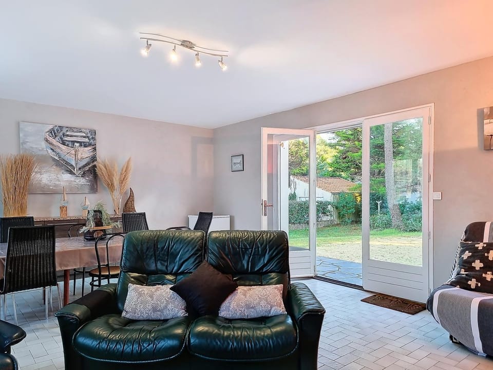 View (from property/room), Living room, Garden view