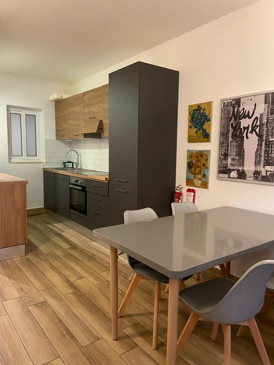 Kitchen or kitchenette, Dining area, oven, stove