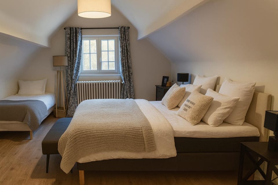 Bed, Photo of the whole room, Bedroom, internet