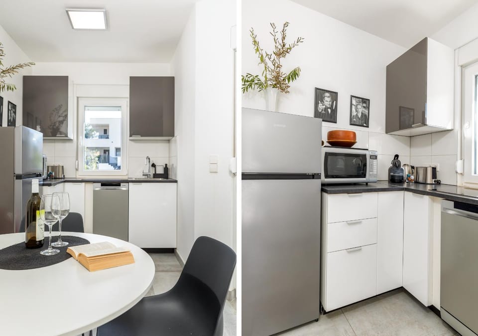 Coffee/tea facilities, Kitchen or kitchenette, Dining area, dishwasher, stove, toaster