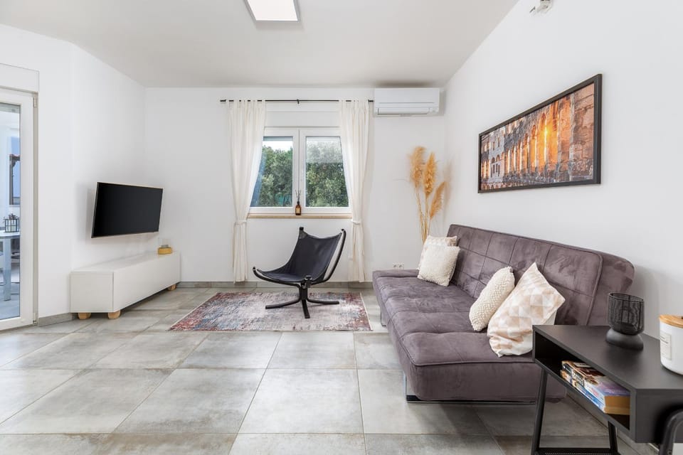 TV and multimedia, Living room, air conditioner