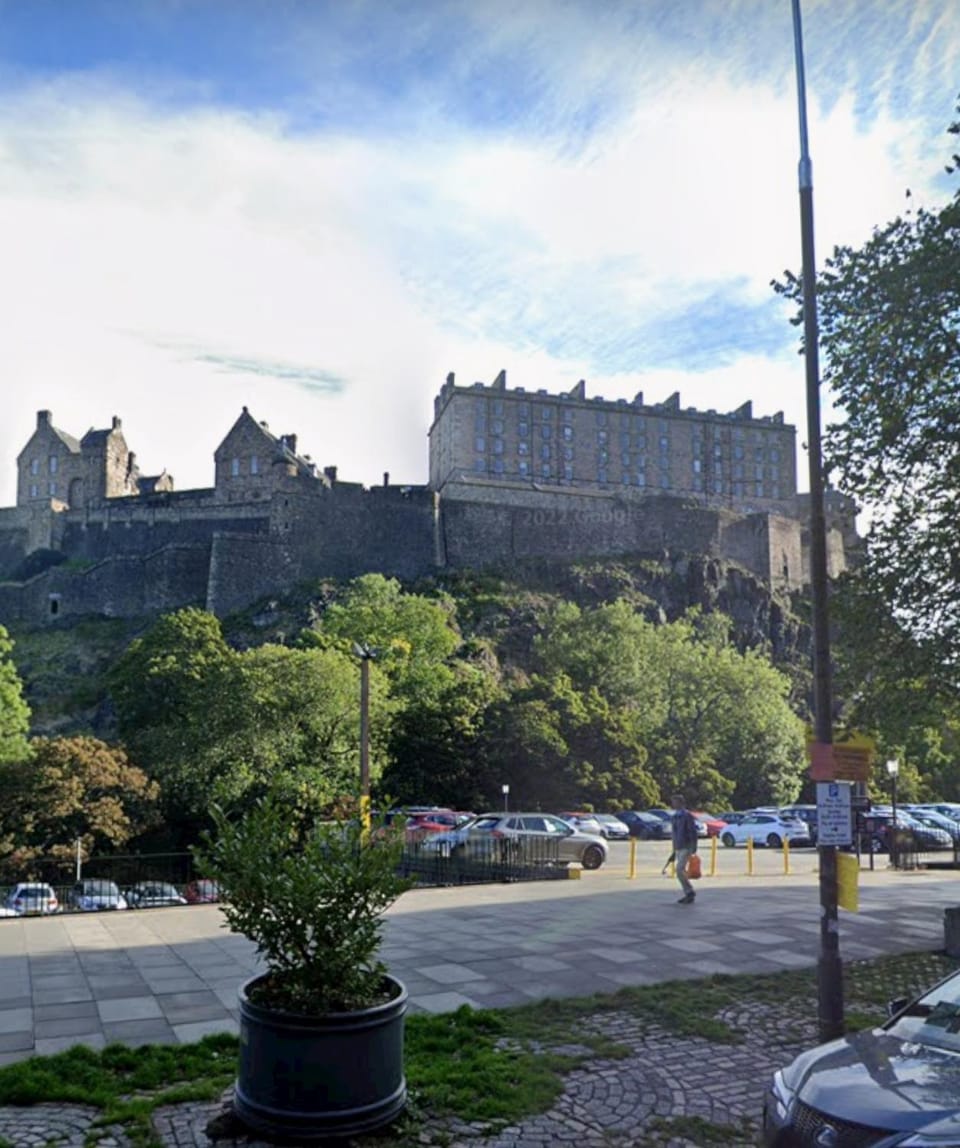 2 Bedroom Sofa bed in livingroom Castle View 1st floor sleeps 6 Apartment in Edinburgh