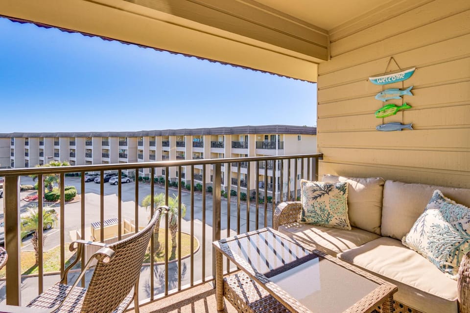Pool & Folly Field Beach Access! HHI Resort Condo House in Hilton Head Island