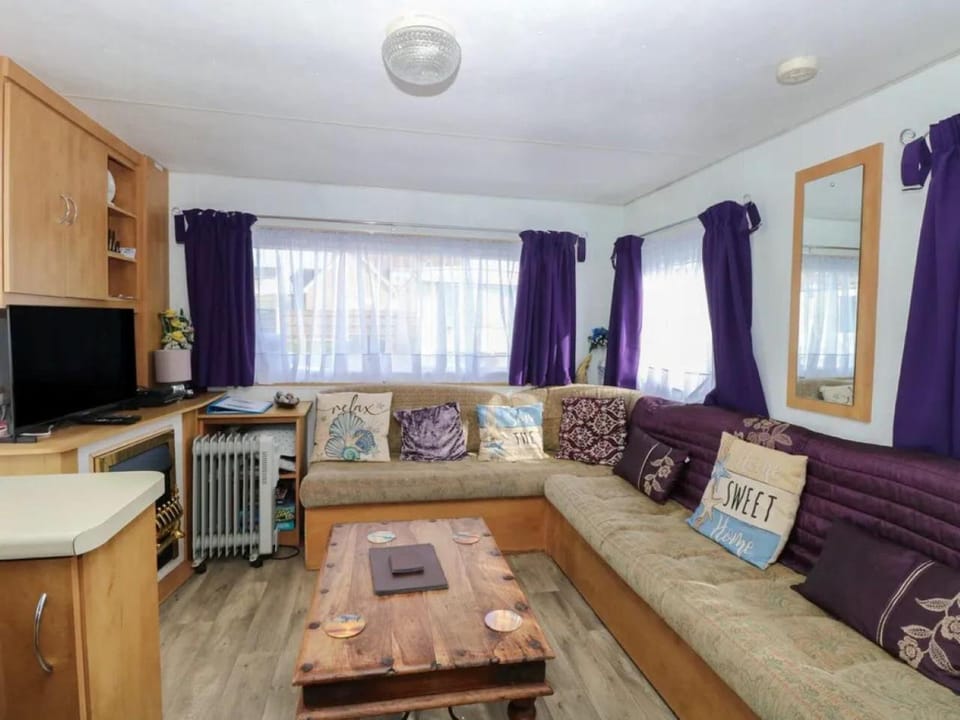 TV and multimedia, Seating area, fireplace, heating