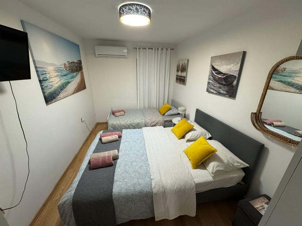 Bed, TV and multimedia, Bedroom, towels, air conditioner