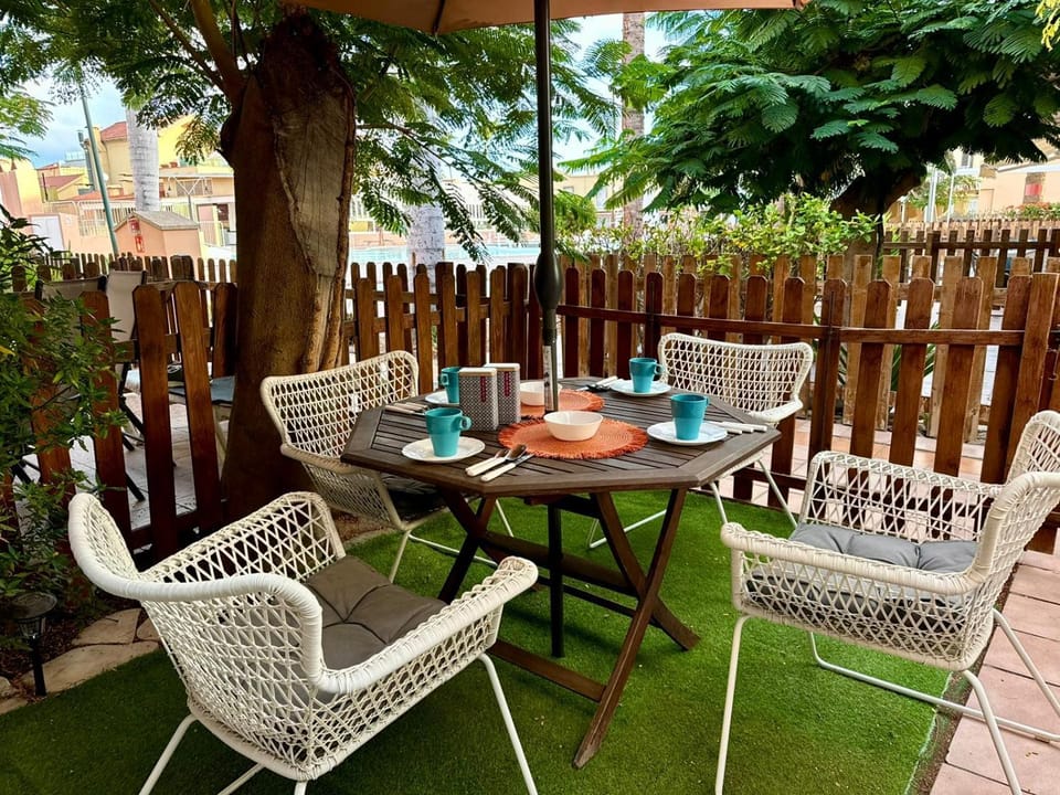 Garden, Seating area, Dining area, Garden view
