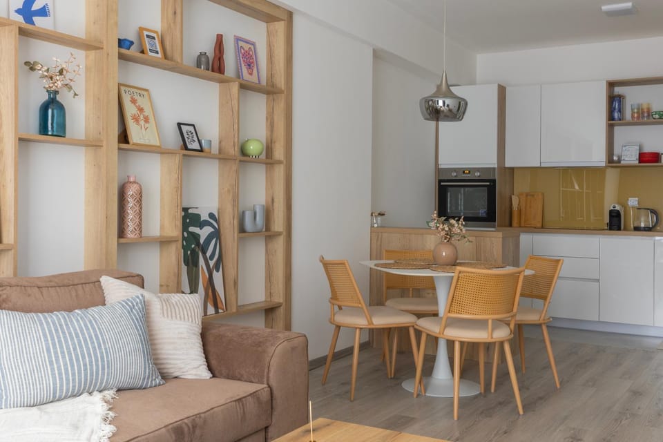 Kitchen or kitchenette, Living room, Seating area, Dining area, oven