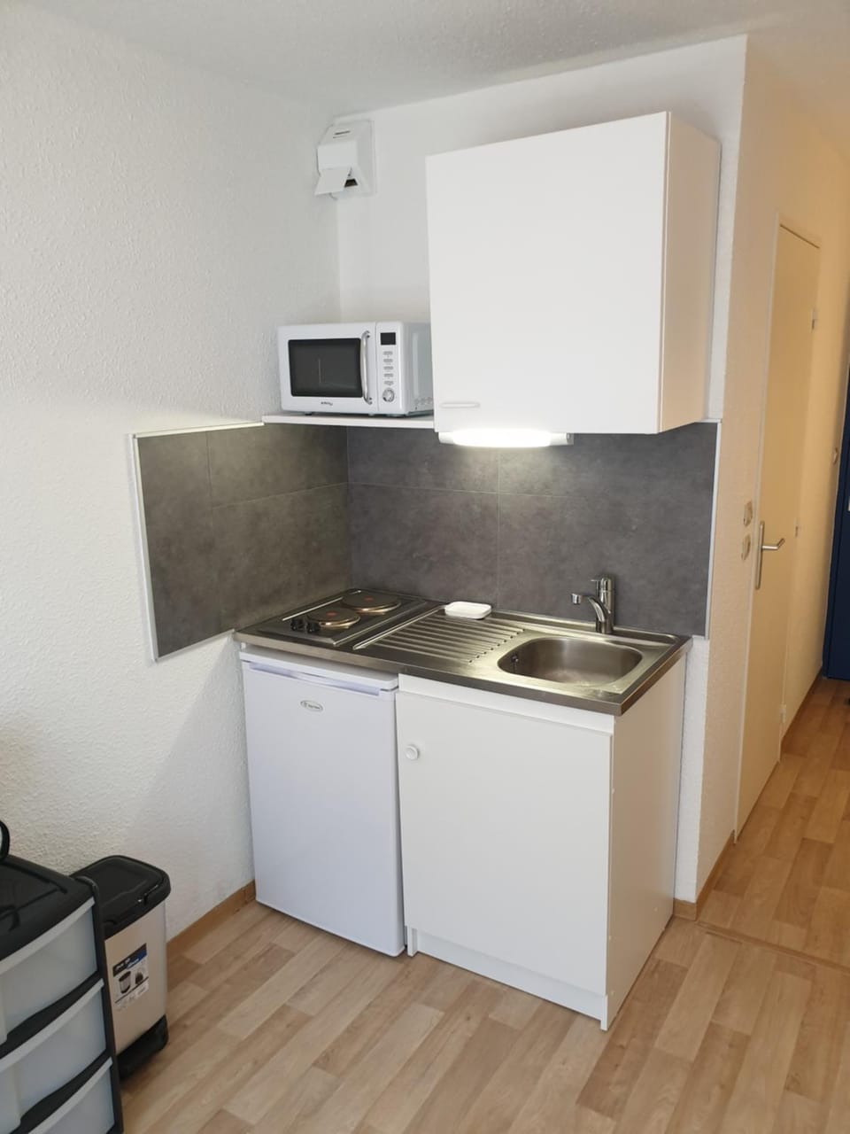 Kitchen or kitchenette, stove