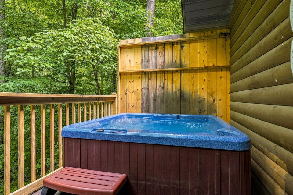 Bear Mountain Hollow-FREE Dollywood ticket- cozy cabin with a hot tub, arcade & deck close to town Cabin in Pigeon Forge