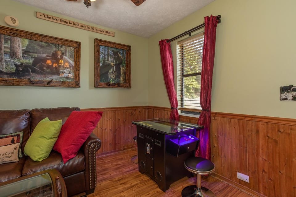 Bear Mountain Hollow-FREE Dollywood ticket- cozy cabin with a hot tub, arcade & deck close to town Cabin in Pigeon Forge