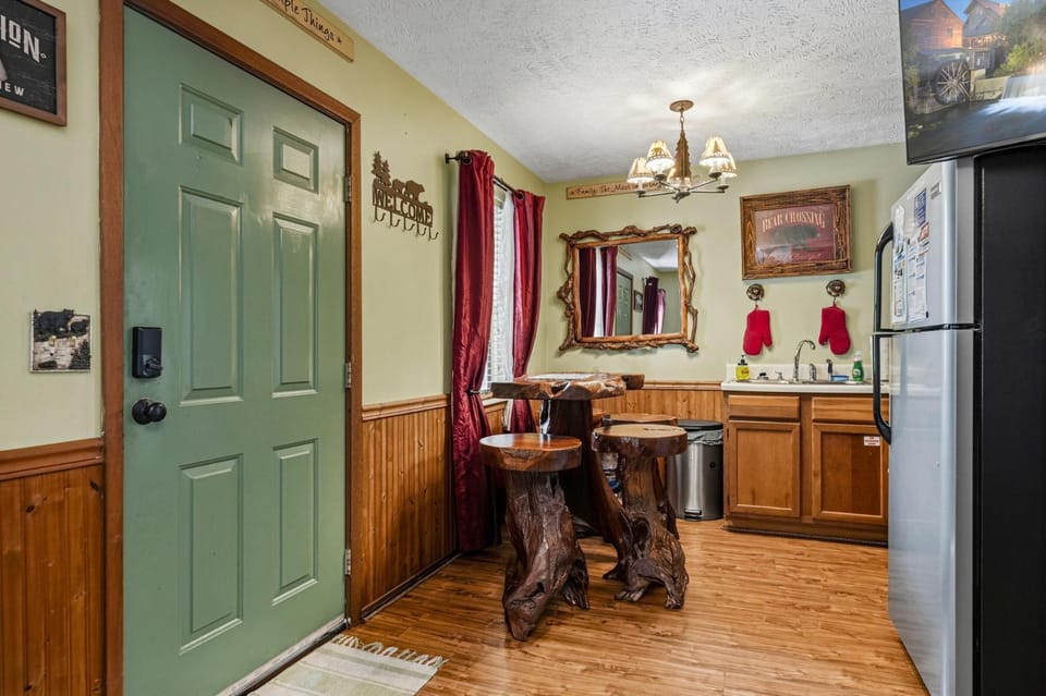 Bear Mountain Hollow-FREE Dollywood ticket- cozy cabin with a hot tub, arcade & deck close to town Cabin in Pigeon Forge