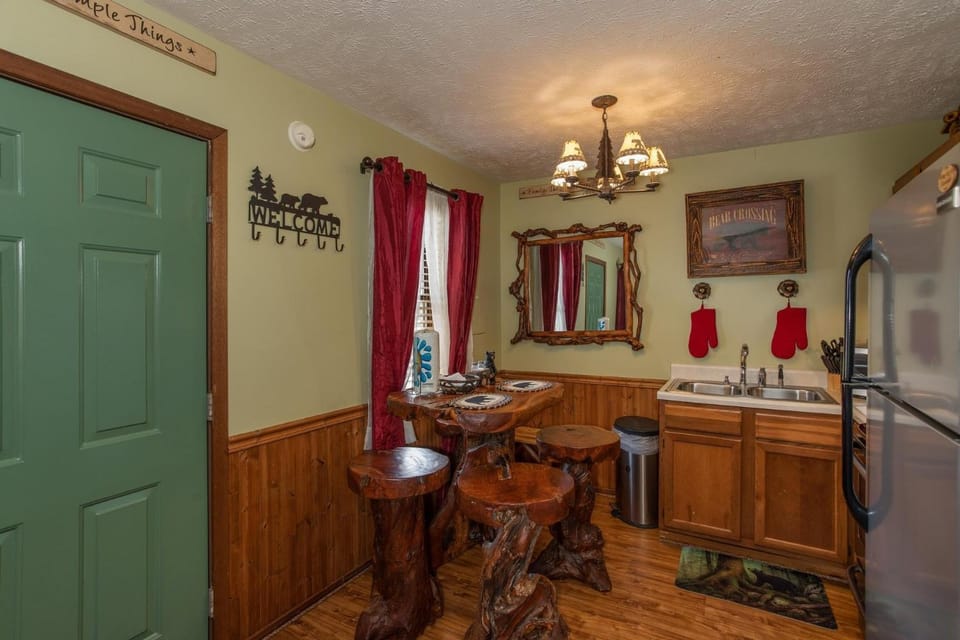 Bear Mountain Hollow-FREE Dollywood ticket- cozy cabin with a hot tub, arcade & deck close to town Cabin in Pigeon Forge