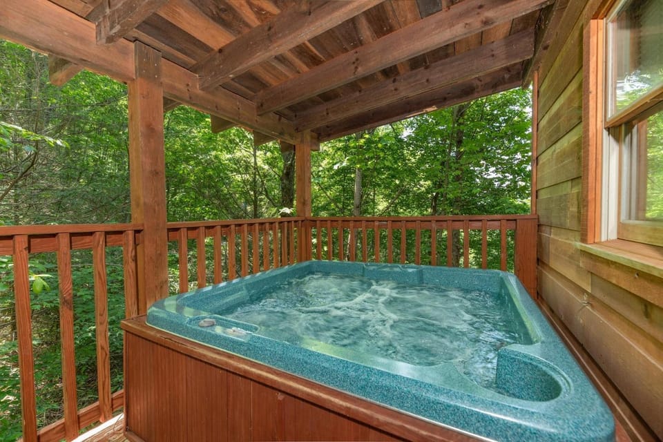 Secluded 2BR Smoky Mountain Cabin Hot Tub Arcade Firepit Sleeps 10, Wi-FI Cabin in Sevier County