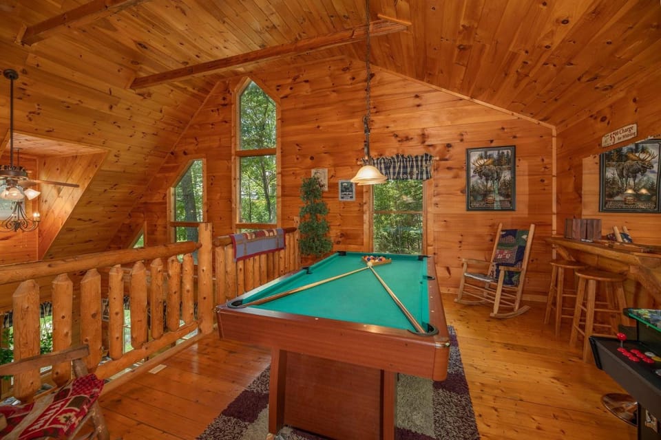 Secluded 2BR Smoky Mountain Cabin Hot Tub Arcade Firepit Sleeps 10, Wi-FI Cabin in Sevier County
