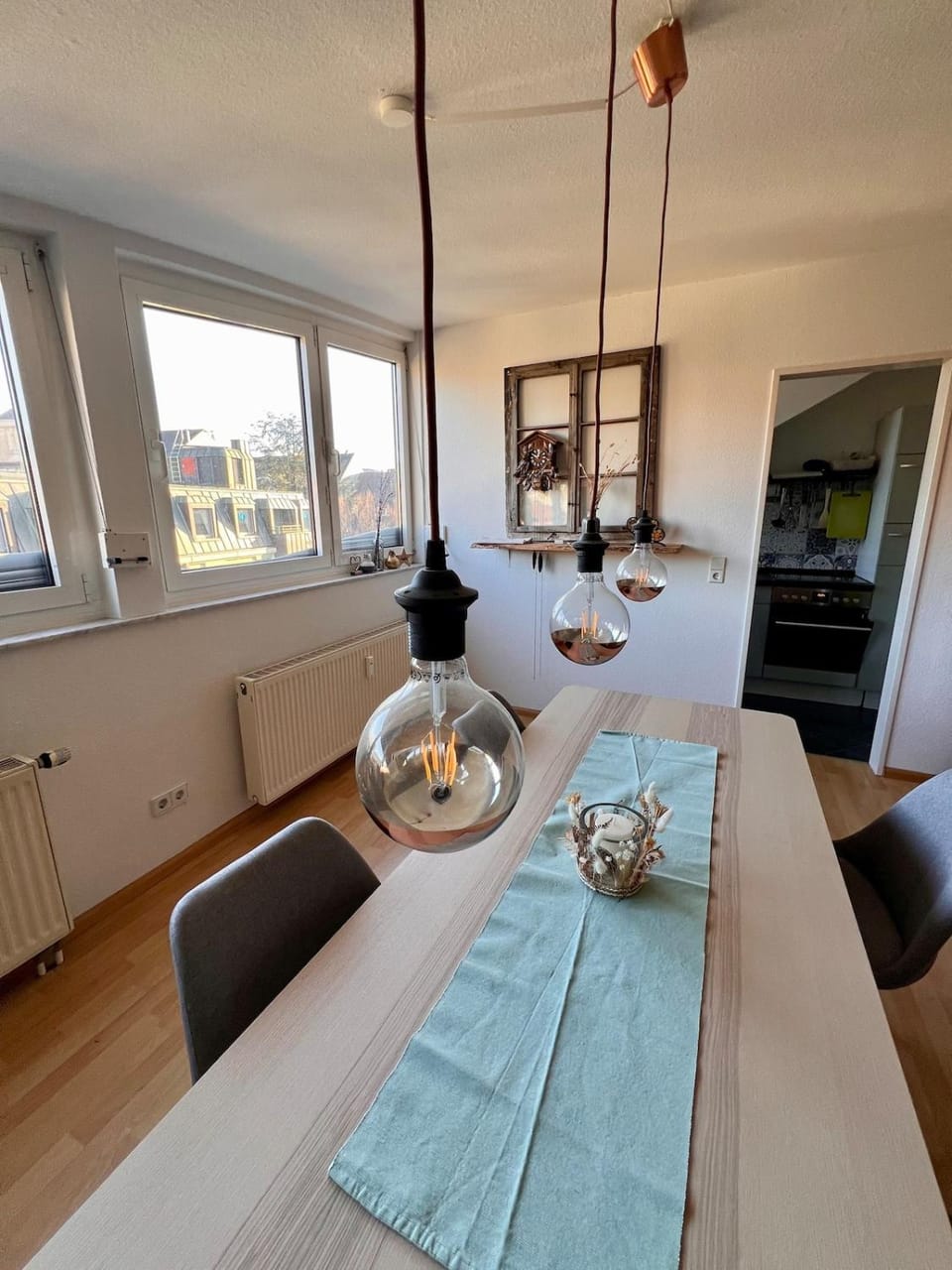 Food and drinks, Seating area, Dining area, Food