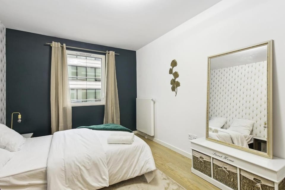Bed, Night, Photo of the whole room, Seating area, Bedroom, cot, towels