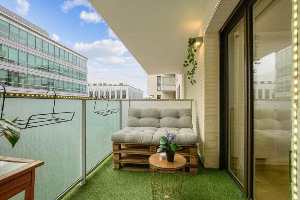 People, Balcony/Terrace, City view