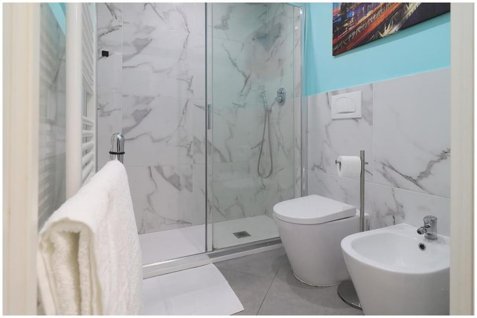 Shower, Toilet, Bathroom, bidet, towels