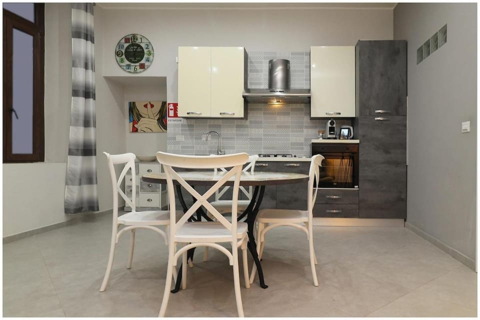 Coffee/tea facilities, Kitchen or kitchenette, Dining area, minibar, oven, pet friendly, stove