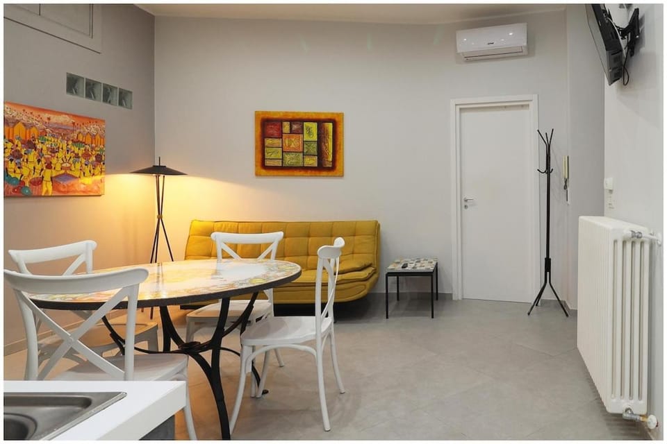 TV and multimedia, Living room, Seating area, Dining area, internet, air conditioner