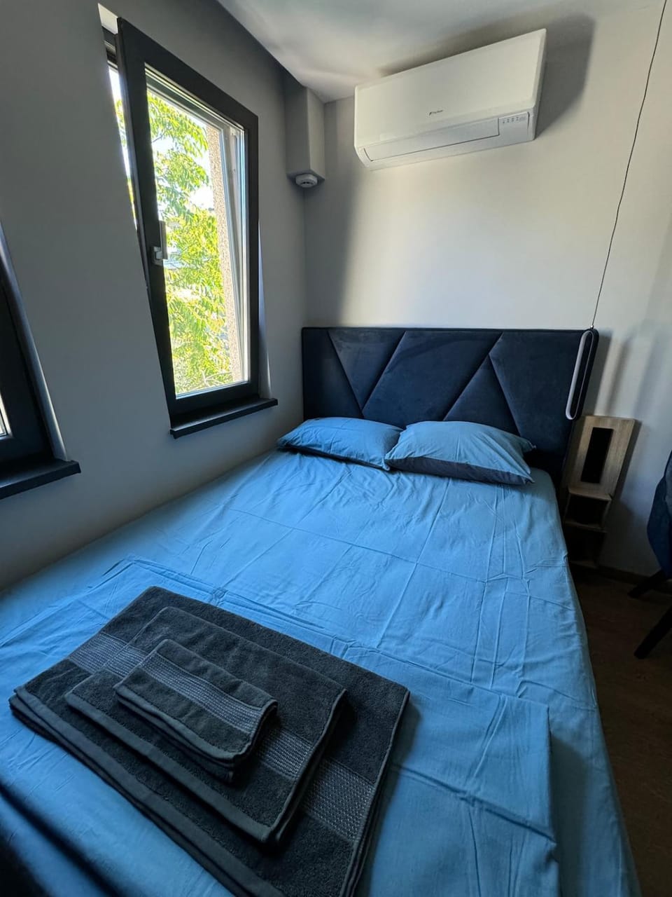 Bed, Photo of the whole room, Bedroom, towels