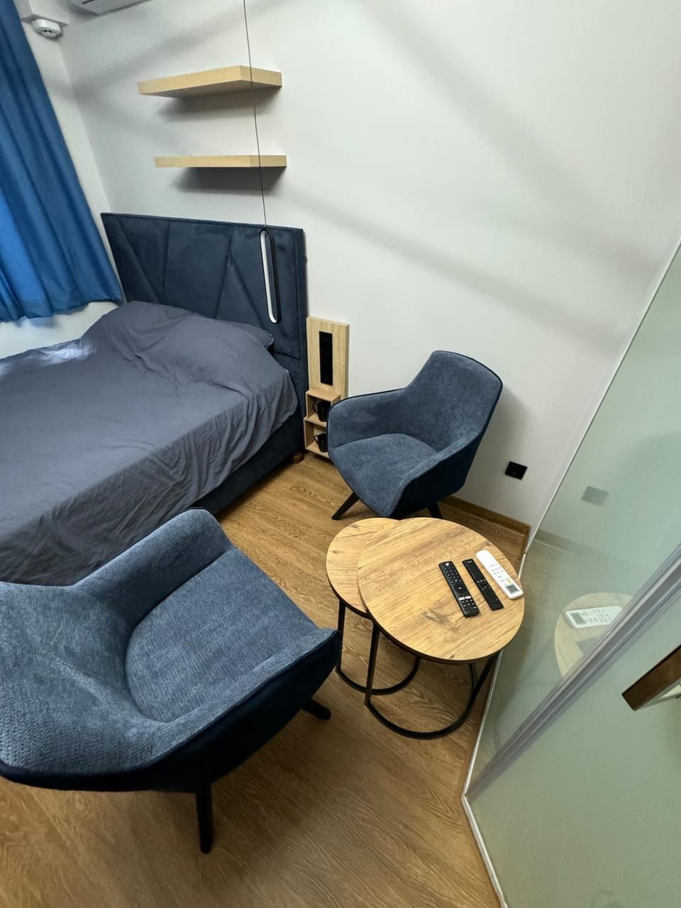 Bed, Living room, Photo of the whole room, Seating area, Bedroom