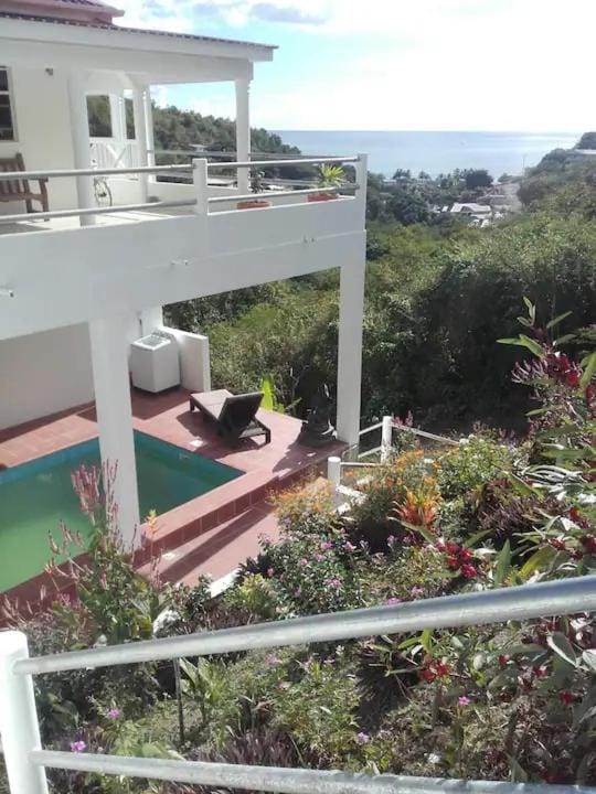 Beautiful apartment with pool & sea views, Mero Apartment in Dominica