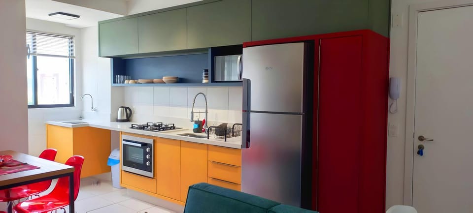 Coffee/tea facilities, Kitchen or kitchenette, Dining area, oven, stove, toaster