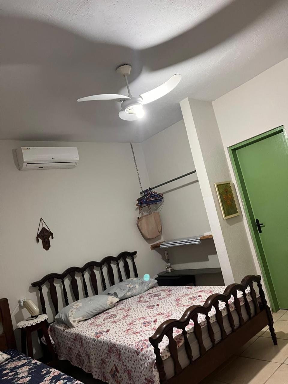 Photo of the whole room, air conditioner