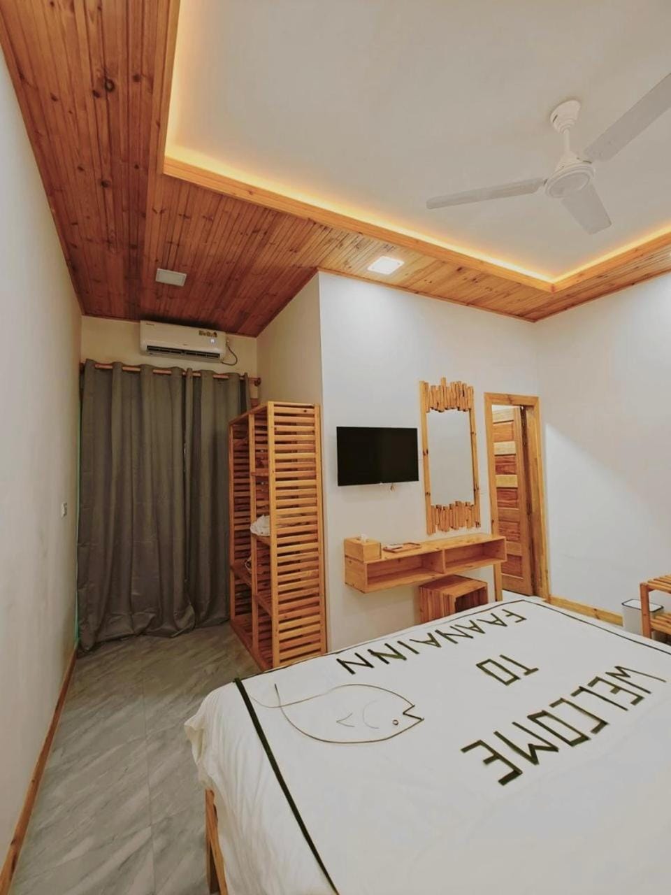 Photo of the whole room, Bedroom