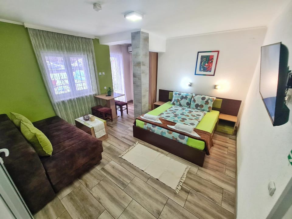 Bed, TV and multimedia, Photo of the whole room, Seating area, Bedroom