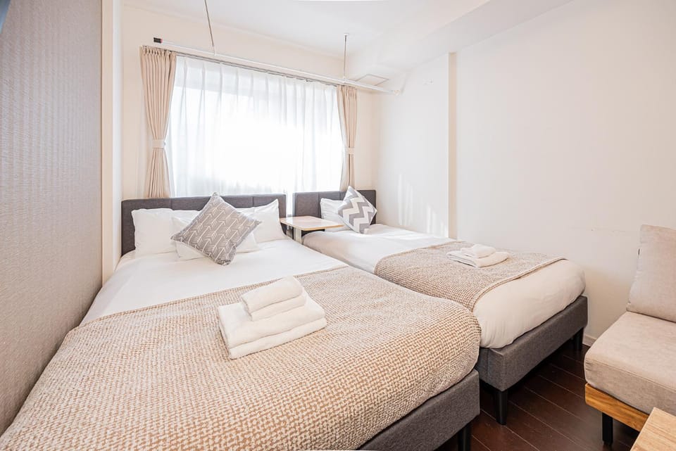Bed, Bedroom, towels