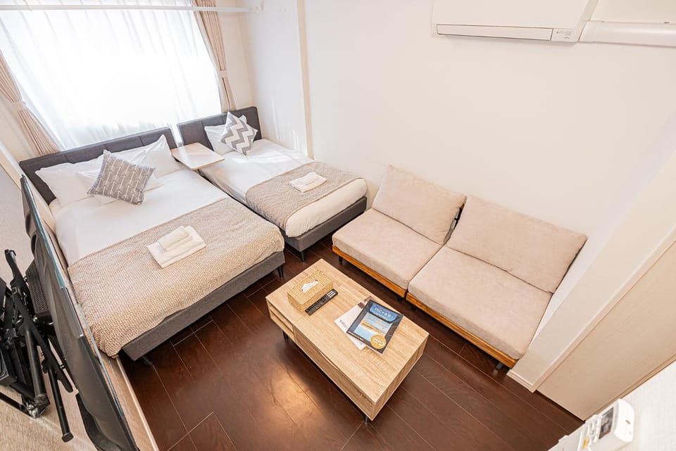 Bed, Living room, Bedroom, towels