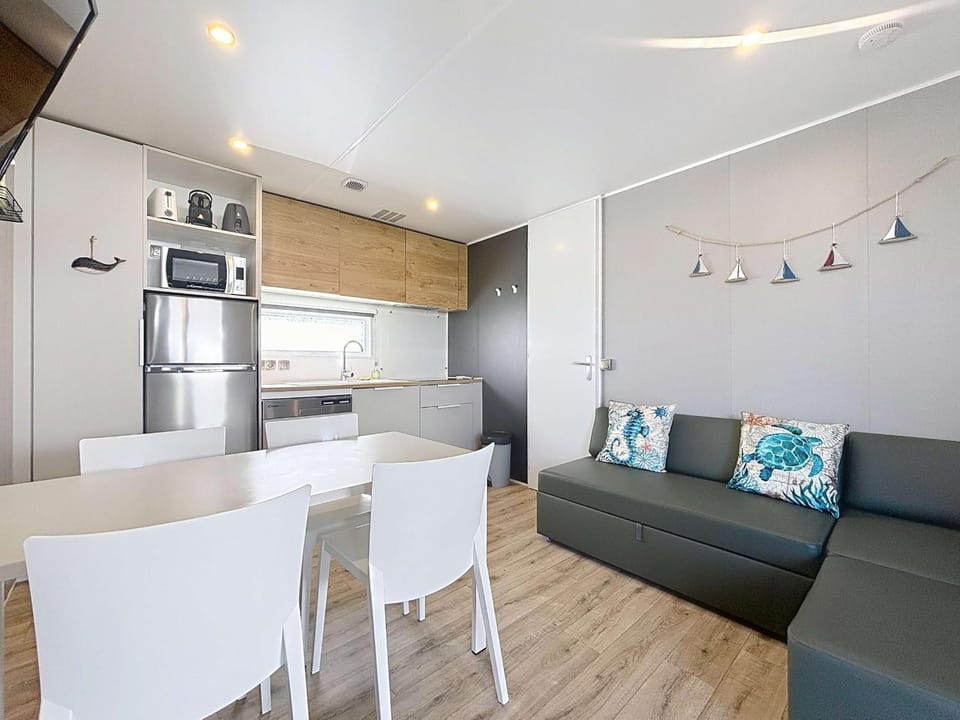 Mobil-home Grand Confort: 2 ch, piscine, plage à 200m, parking, wifi - FR-1-361A-96 House in Jullouville