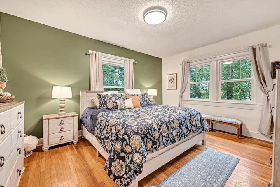 Madison Manor House in Siloam Springs