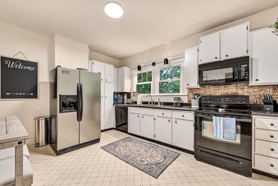 Madison Manor House in Siloam Springs