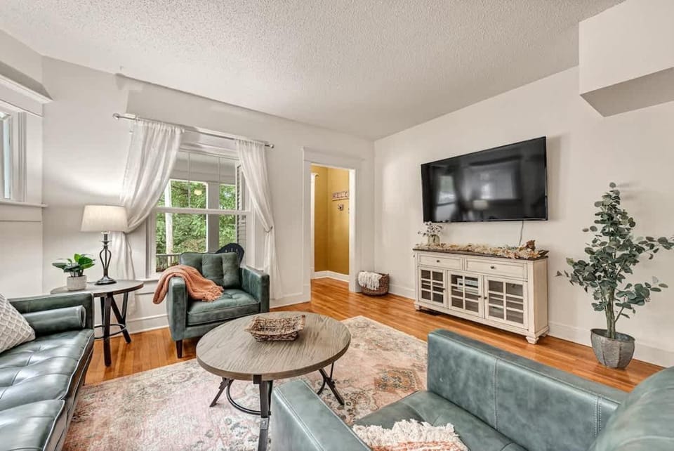 Madison Manor House in Siloam Springs