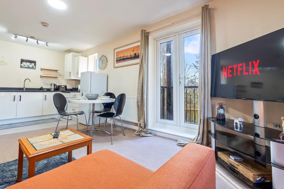 Communal lounge/ TV room, TV and multimedia, Kitchen or kitchenette, Living room, Seating area, Dining area