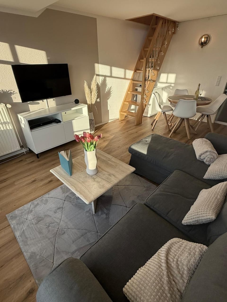 Communal lounge/ TV room, TV and multimedia, Living room, Seating area, Evening entertainment