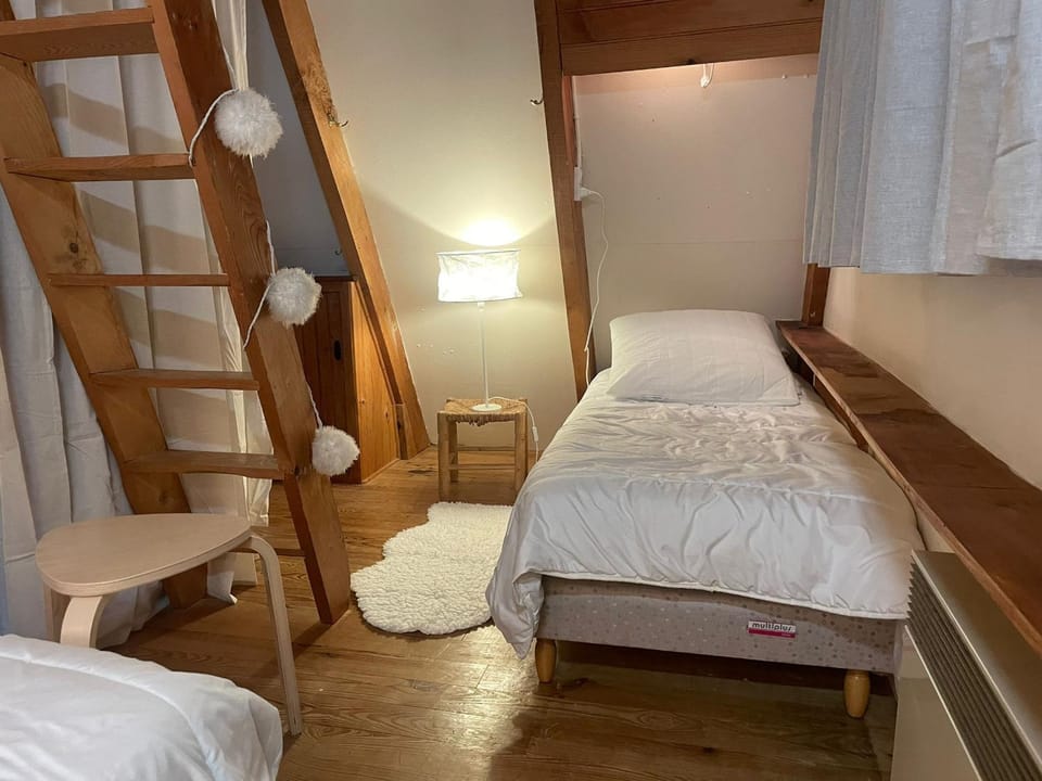 Chalet montagnard avec balcon, proche piste et centre - FR-1-814-77 Chalet in Besse-et-Saint-Anastaise