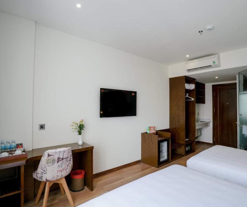 Photo of the whole room, Bedroom