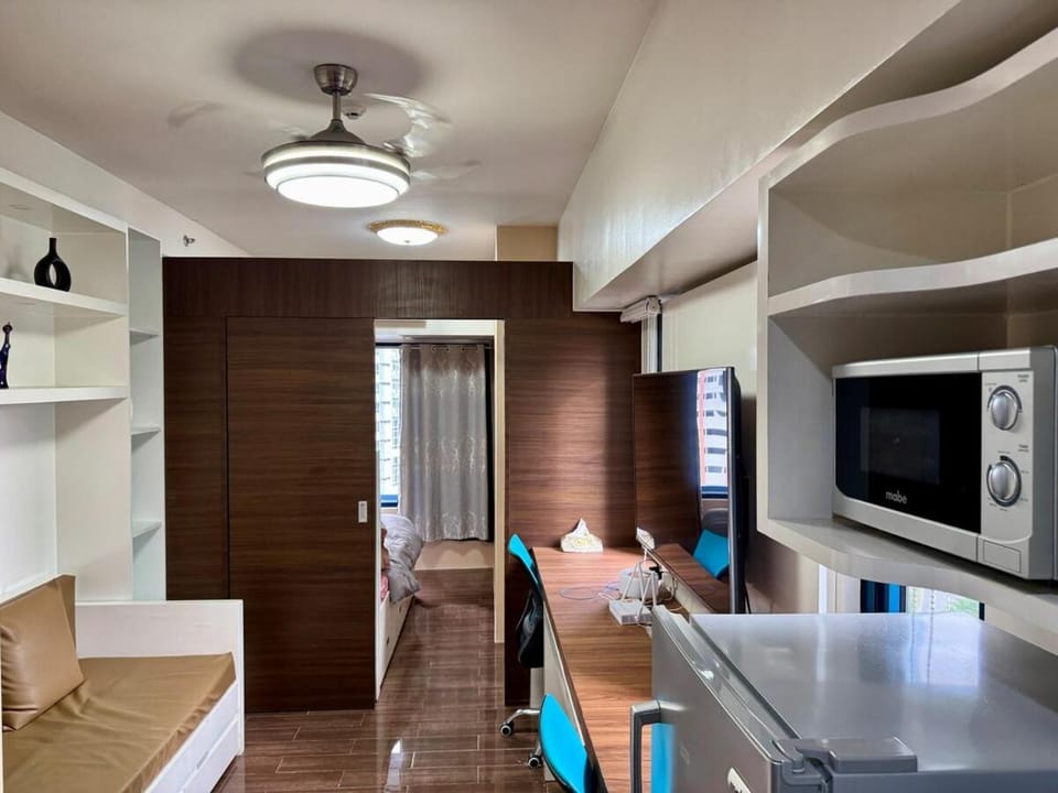 Executive Suite Air Residence Style Comfort Makati 300 Mbps Apartment in Pasay