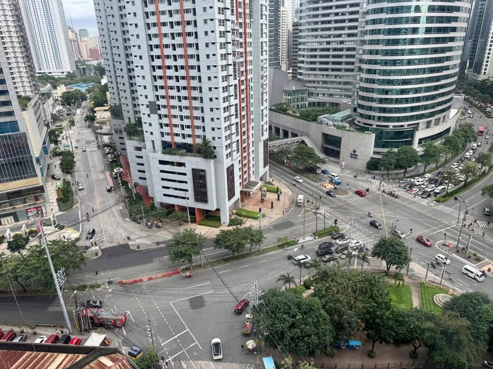 Executive Suite Air Residence Style Comfort Makati 300 Mbps Apartment in Pasay