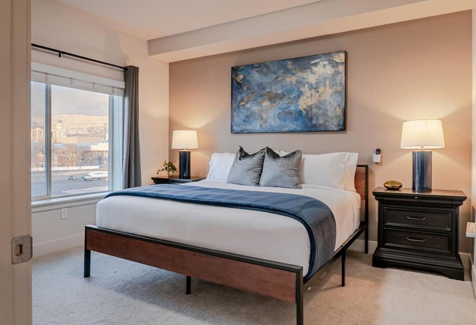 Grand convention centre 1BR- Fireplace,HotTub,Pool Apartment in Salt Lake City