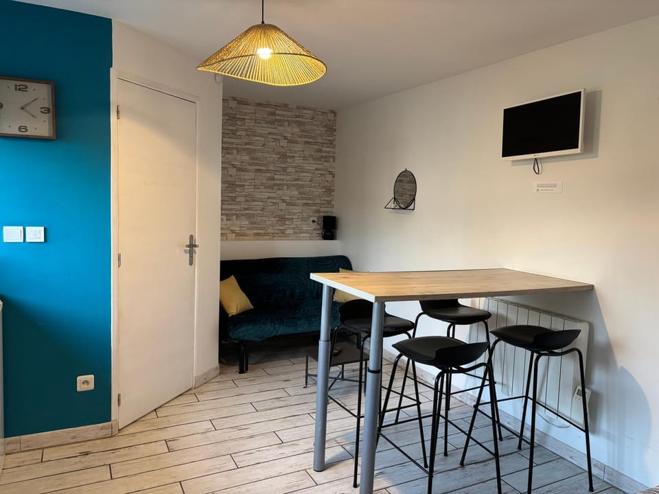 TV and multimedia, Living room, Seating area, Dining area