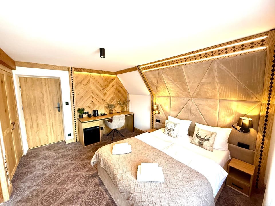 Bed, Photo of the whole room, Seating area, Bedroom